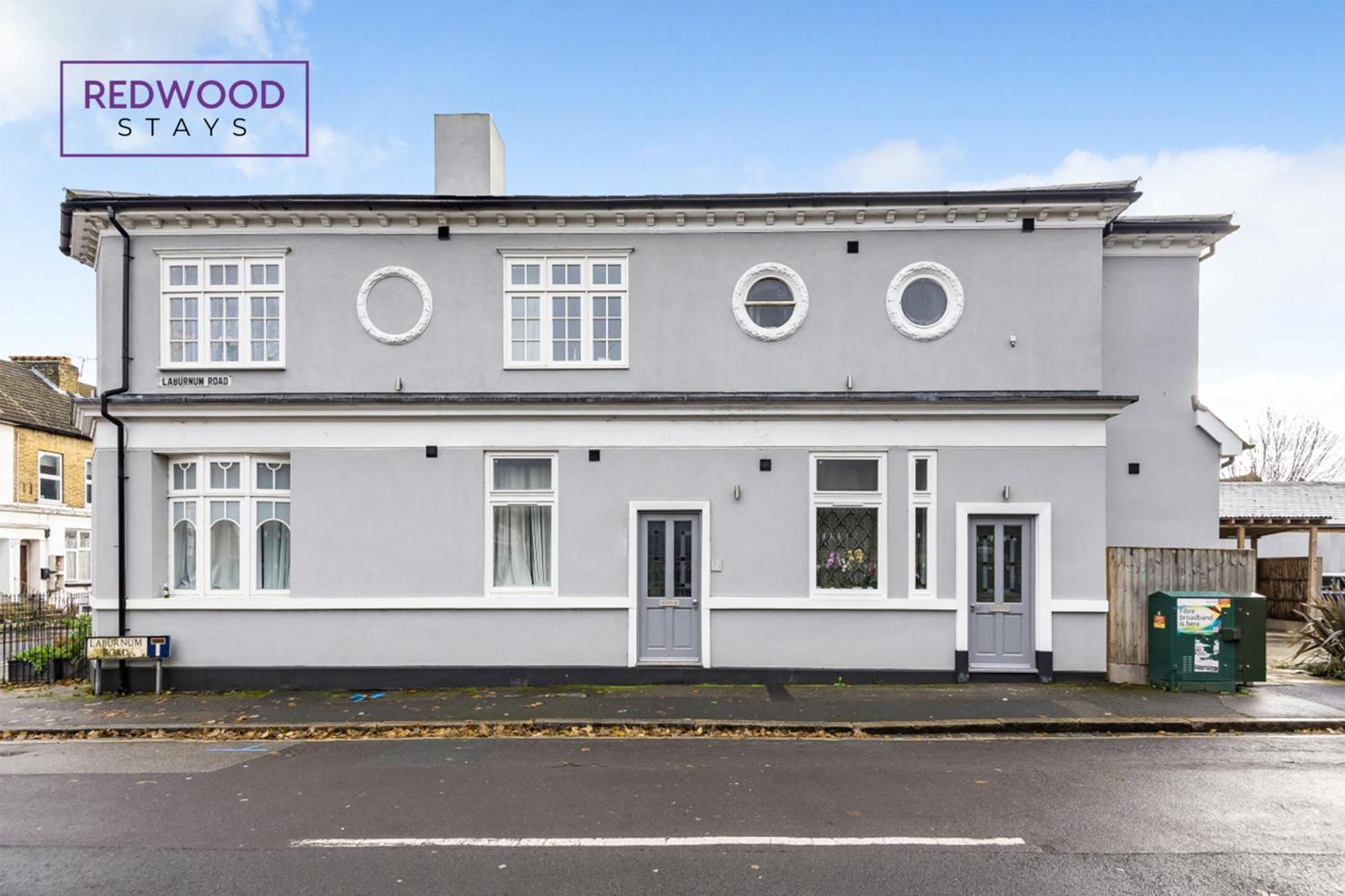 1 Bed 1 Bath Town Center Apartments For Corporates & Contractors, Wifi, Netflix And Parking On Selected Units By Redwood Stays Алдършот Екстериор снимка