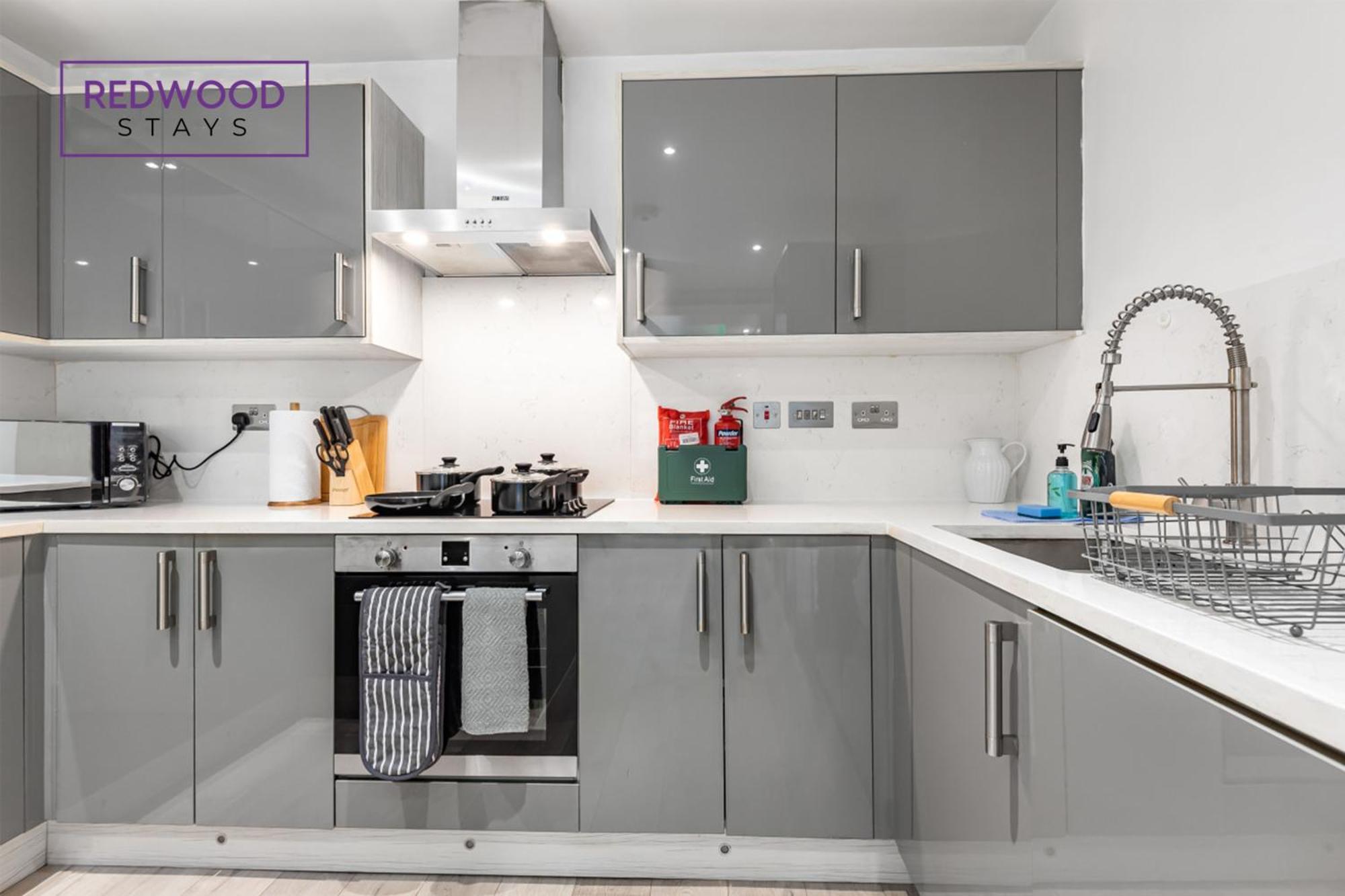 1 Bed 1 Bath Town Center Apartments For Corporates & Contractors, Wifi, Netflix And Parking On Selected Units By Redwood Stays Алдършот Екстериор снимка